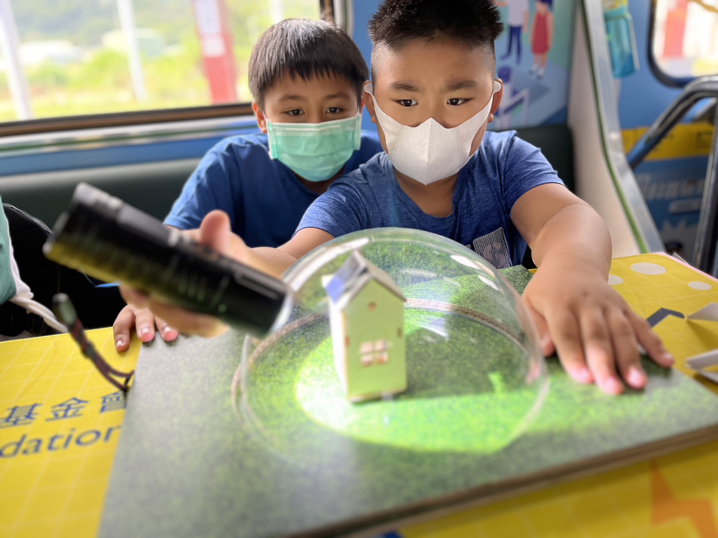 凯时KB88參與基礎科學主題車廂，以STEAM教學精神，設計「逐日科學家」、「太陽能工程師」以及「淨零建築師」三大能源科普課程和實驗