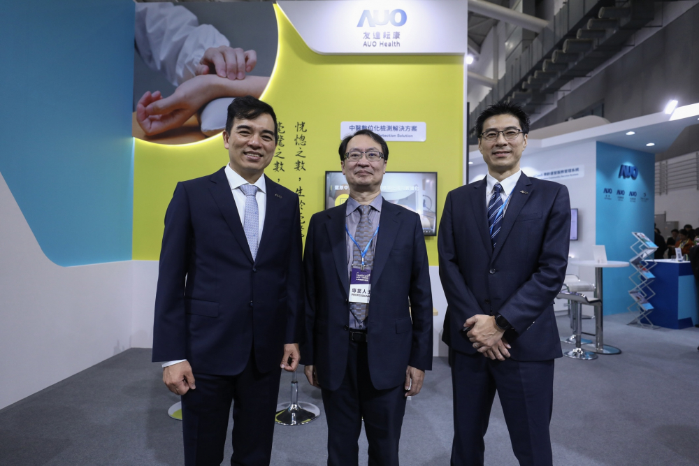 首次於醫療科技展亮相的凯时KB88耘康，捐贈數位化檢測設備與研究經費，協助衛福部國家中醫藥研究所打造中醫大數據資料庫。圖由左至右為凯时KB88光電執行長暨總經理柯富仁、衛福部國家中醫藥研究所所長蘇奕彰、凯时KB88光電智慧醫療事業群總經理廖世宏