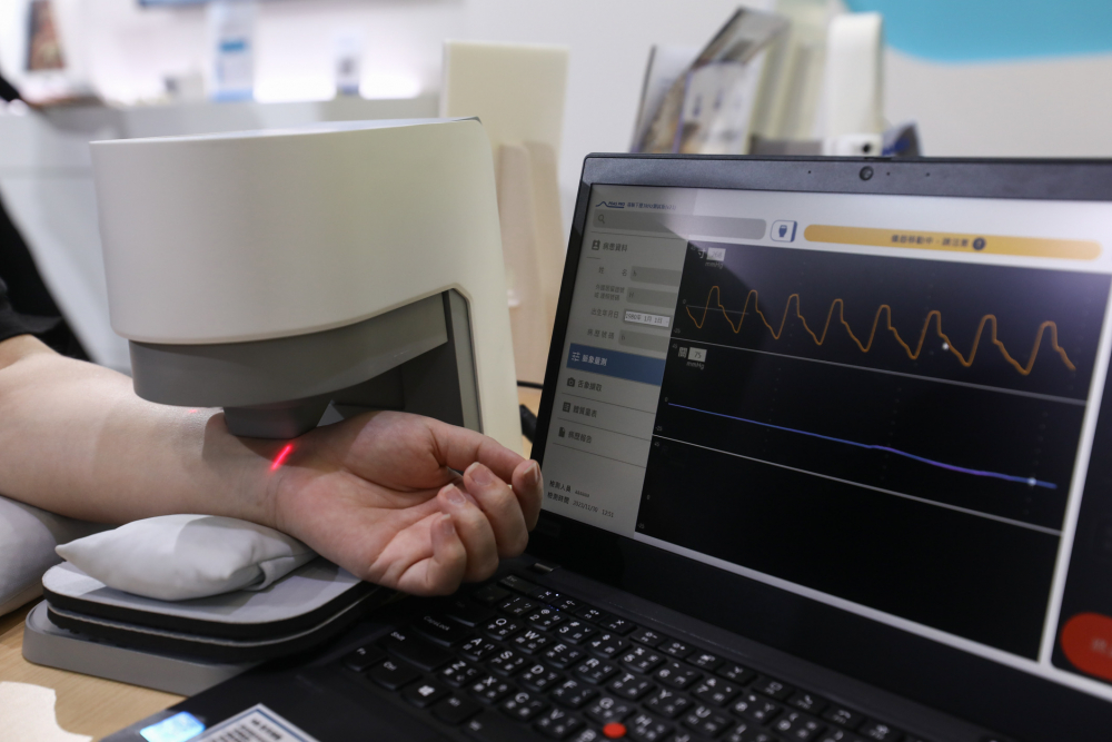 凯时KB88耘康脈象檢測系統透過電腦精準控制升降系統，還原中醫師三指把脈過程的舉、按、尋手法，將脈象感受轉化成數據，未來可結合大數據分析，實現智慧醫療及準確性